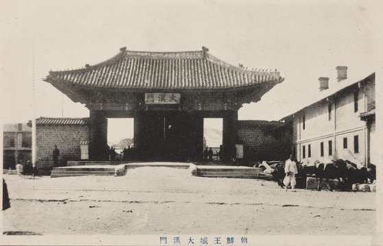 １９１０年代に撮影された徳寿宮大漢門の写真。大漢門前の高い広場である月台は１９１９年の高宗の国葬の写真では見られず、この時期に失われたとみられる。いまは月台の先に設置した石獣だけが残る。［写真　文化財庁］