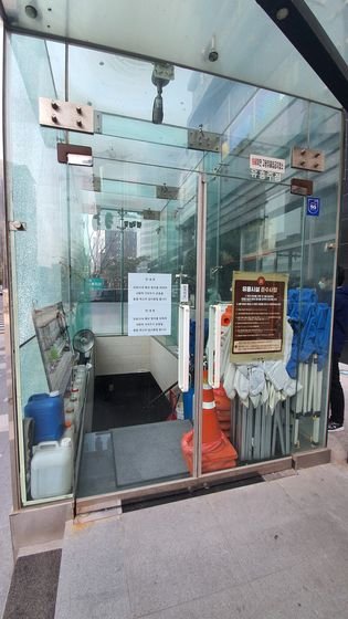 従業員が２日、新型肺炎の確診判定を受けたソウル江南区駅三洞（ヨクサムドン）の風俗店入口。現在、休業中で階段の下に熱画像カメラ測定中というお知らせが貼られている。ピョン・グァンヒョン記者
