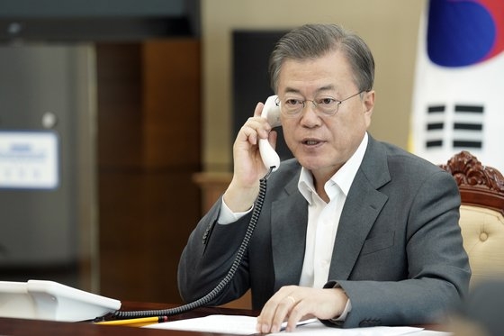 韓国の文在寅大統領が８日午後、青瓦台与民館（執務室）小会議室でエストニアのケルスティ・カリユライド大統領と電話会談をしている。［写真　青瓦台］