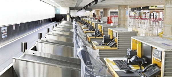 新型コロナウイルス感染症の影響で金浦空港国際線の旅客数「０」が続いている。９日、金浦空港国際線の人気のない搭乗手続き窓口。カン・ウング記者