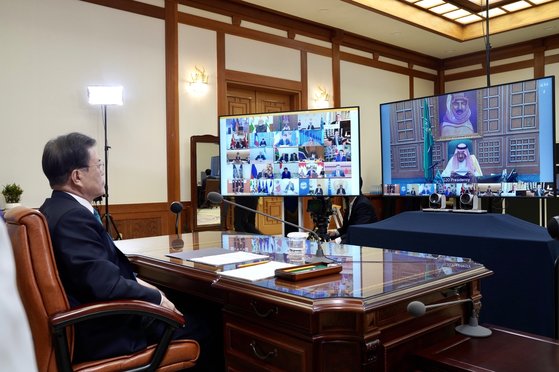 韓国の文在寅大統領が第２１代総選挙の前日である１４日、ＡＳＥＡＮプラス３テレビ首脳会議に出席して新型コロナウイルス感染症に関する国際共助について話し合う。写真は先月２６日、青瓦台執務室で新型コロナ協力方案を話し合うために開かれたＧ２０特別ビデオ首脳会議に出席した文大統領。［写真　青瓦台］