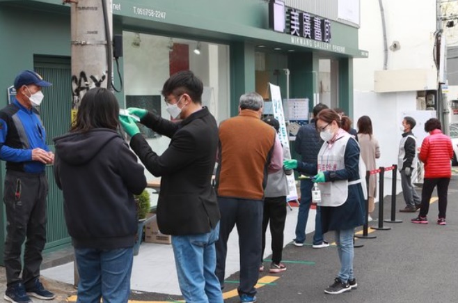 第２１代国会議員選挙日である１５日午前、釜山水営区民楽洞（プサン・スヨング・ミンラクドン）第２投票所が設置された美広（ミグァン）画廊で市民が列をなして投票している。ソン・ポングン記者