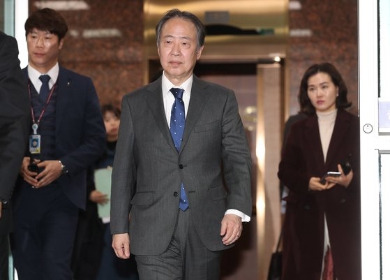 冨田浩司駐韓日本大使が昨年１２月、金浦（キンポ）空港貴賓室通路を通じて空港を後にしている。冨田大使は２カ月以上待って信任状を提出し、このほどようやく正式に大使業務にあたることができるようになった。チェ・スンシク記者