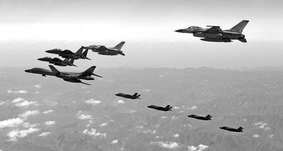 ２０１７年のビジラントエースで、韓半島上空を米空軍爆撃機Ｂ－１Ｂランサー（１機）と韓国空軍Ｆ－１６（２機）、Ｆ－１５Ｋ（２機）米空軍Ｆ－３５Ａ（２機）、Ｆ－３５Ｂ（２機）が編隊飛行している。［写真　空軍］