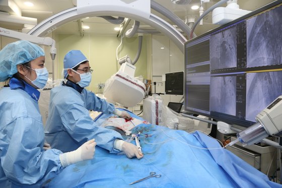 ソウル大学病院医療スタッフが詰まった心臓血管を広げるステント手術をしている様子。［写真　ソウル大学病院］