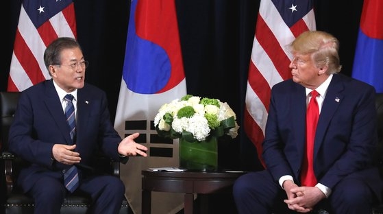 昨年９月に文在寅大統領がニューヨーク市内のホテルで開かれたトランプ大統領との首脳会談で冒頭発言している。［写真　青瓦台写真記者団］