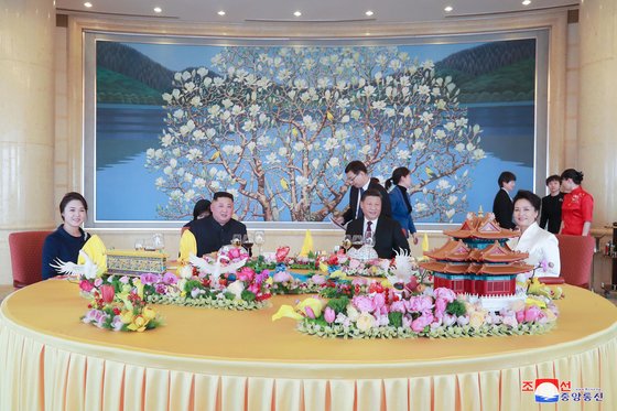 昨年１月９日、北京飯店で会った北朝鮮の金正恩（キム・ジョンウン）国務委員長夫妻と中国の習近平国家主席夫婦。［中央フォト］
