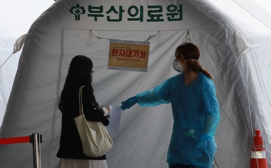 釜山（プサン）医療院の選別診療所で、市民が検査を受けるために検査場に入ろうとしている。ソン・ボングン記者
