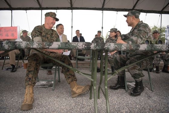 北朝鮮が核・ミサイル開発に注力していた２０１７年８月１６日、海城駐留北部戦区機械化歩兵師団の戦術訓練をジョセフ・ダンフォード米統合参謀本部議長（左）が当時の宋普選・北部戦区司令官（右）の案内で参観している。米議会の諮問委員会の米中経済安全保障問題検討委員会（ＵＳＣＣ）は２０１８年の年次報告書で、当時の訓練は北朝鮮急変事態のためのものではないが、有事の際、米中軍事最高レベルの誤った判断を減らすために戦略的に準備した席だったと評価した。［写真＝米統合参謀本部　フェイスブック］