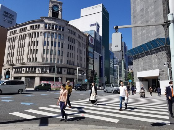 ８日、東京の主要繁華街である銀座交差点の様子。緊急事態宣言以降閑散としていた通りは人が増えている。ユン・ソルヨン特派員