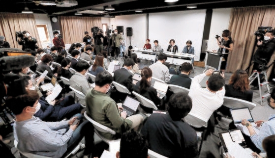 １１日午前、ソウル麻浦区の人権財団サラムで正義記憶連帯が旧日本軍慰安婦被害者寄付金に関する問題について記者会見している。　チャン・ジンヨン記者