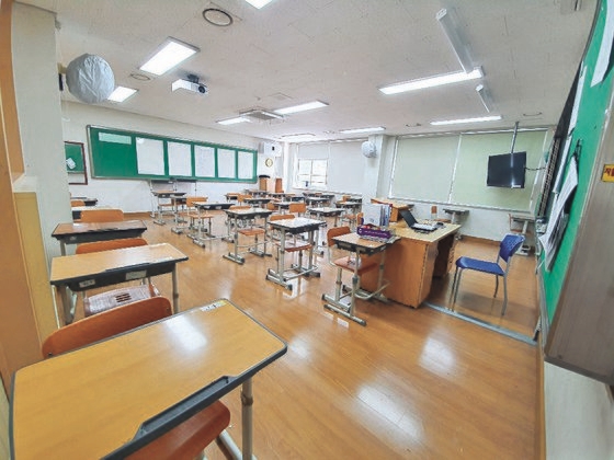 高校３年生の登校を約１週間後に控えた光州広域市北区のピッゴウル高校の教室では机が１メートルずつ離れて配置されている。［写真　光州市教育庁］