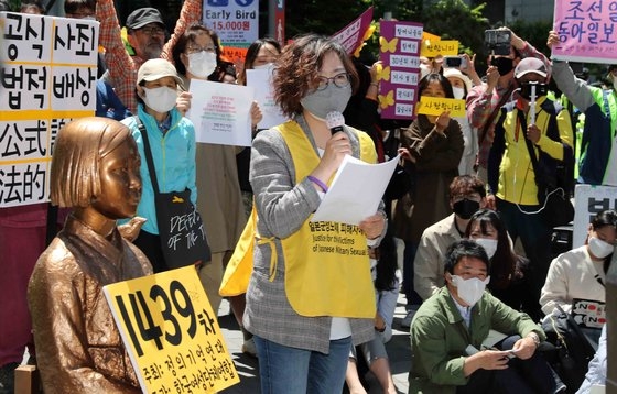 正義連のイ・ナヨン理事長が１３日にソウルの旧日本大使館前で開かれた日本軍慰安婦問題解決を促す水曜集会で発言している。キム・サンソン記者
