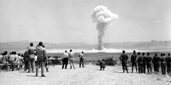 １９５０年代い米ネバダ州で行われた核実験。［写真　米国立文書記録管理局］