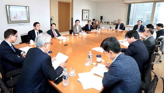 ２５日に開かれた「韓日ビジョンフォーラム」で各界の専門家が討論している。　ビョン・ソング記者