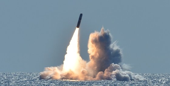 ２０１８年５月２６日、米海軍のオハイオ級原子力潜水艦ネブラスカ（ＳＳＢＮ７３９）が米カリフォルニア州沖でトライデントIIミサイル（ＳＬＢＭ）を発射した。ミサイルは訓練用で核弾頭は搭載されていない。［写真　米海軍］