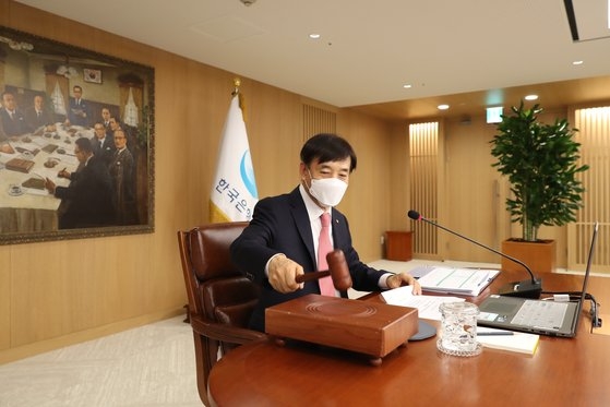 韓国銀行の李柱烈総裁が２８日に開かれた金融通貨委員会本会議で議事棒を叩いている。［写真　韓国銀行］
