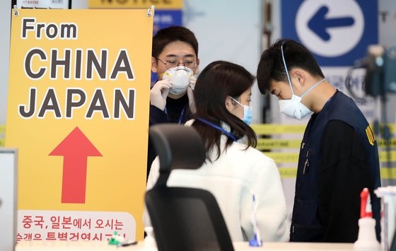 韓日両国間のビザなし入国が中断された３月９日、仁川（インチョン）国際空港第２ターミナルで日本発旅客機に乗って到着した乗客が検疫と連絡先の確認など特別入国手順を踏んでいる。キム・ソンニョン記者