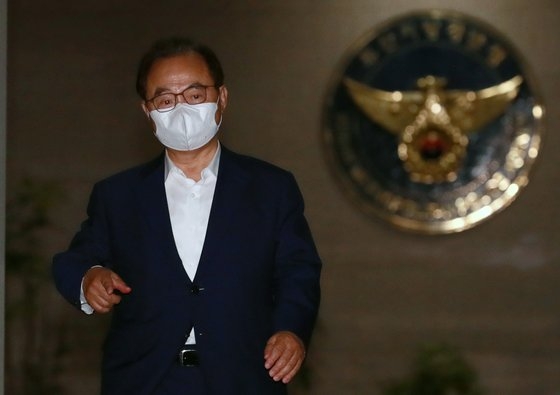 呉巨敦元釜山市長が２２日午後１０時、釜山警察庁での調査後に記者の質問に答えている。ソン・ボングン記者