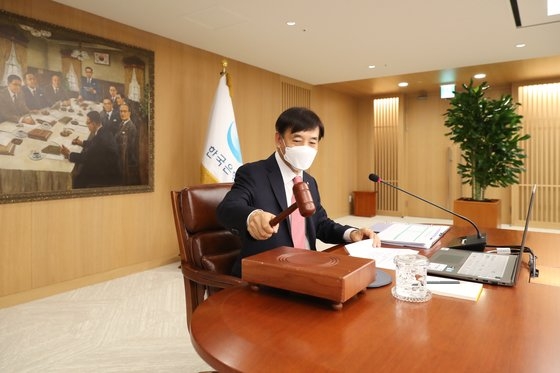 韓国銀行の李柱烈総裁が２８日に開かれた金融通貨委員会本会議で議事棒を叩いている。［写真　韓国銀行］