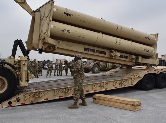 昨年４月、在韓米軍は平沢（ピョンテク）米軍基地（キャンプ・ハンフリーズ）で「非活性化弾 （模擬弾、ｉｎｅｒｔ）」をＴＨＡＡＤ発射台に装着する訓練をした。［写真　在韓米軍第３５防空砲旅団　フェイスブック］