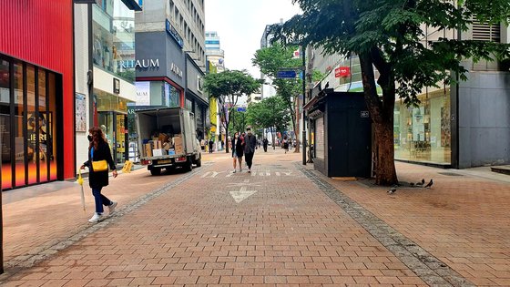 ２日午後、ソウル市中区明洞を訪問する外国人観光客が大きく減少して街が閑散としている。ユン・サンオン記者