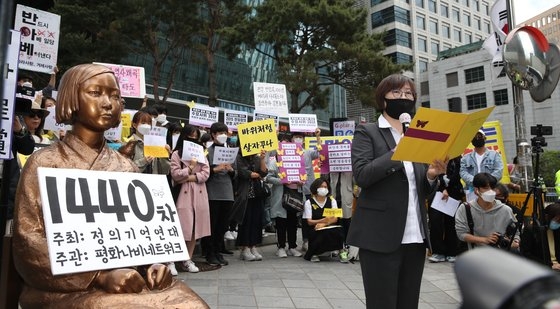 ５月２０日午後、ソウル鍾路区（チョンノグ）の旧日本大使館前で開かれた第１４４０回旧日本軍「慰安婦」問題解決のための水曜集会で、イ・ナヨン理事長がコメントを発表している。ウ・サンジョ記者