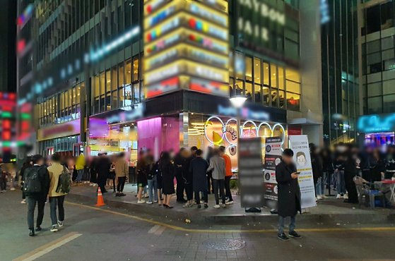 ソウル江南（カンナム）のクラブの前で客１４人が入店を待っている。パク・ヒョンジュ記者