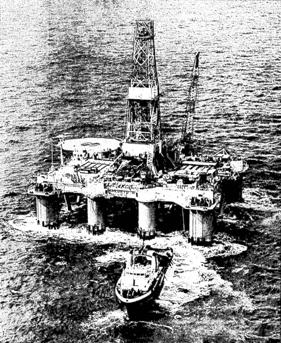 １９７０年代、第７鉱区は国民に産油国の夢を抱かせた。「第７鉱区」という大衆歌謡も登場した。写真は第７鉱区の隣の第５鉱区に設置されたボーリング船。第５鉱区では原油・ガスが発見されなかった。［中央フォト］