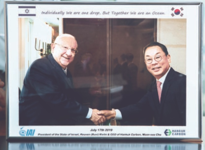 昨年７月に訪韓したイスラエルのルーベン・リブリン大統領は趙文秀（チョ・ムンス）代表とドローン事業について議論した。