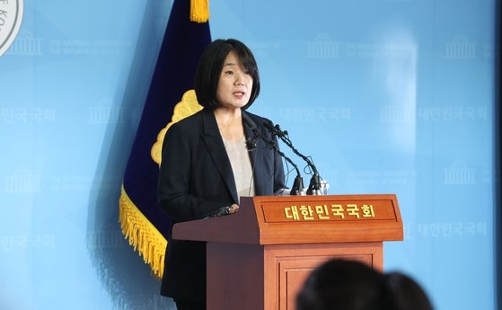 先月２９日午後、国会疎通館で韓国与党「共に民主党」の尹美香（ユン・ミヒャン）議員が記者会見を行っている。キム・キョンビン記者