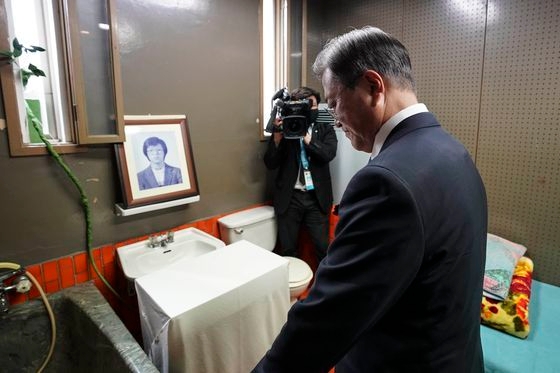文在寅大統領が１０日にソウルの民主人権記念館で開かれた第３３周年６・１０民主抗争記念式を終えた後、５０９号調査室を視察している。［写真　青瓦台写真記者団］