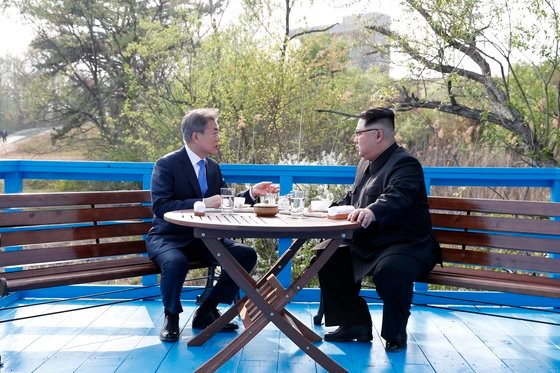 韓国の文在寅大統領と北朝鮮の金正恩国務委員長が２０１８年４月２７日、板門店首脳会談の途中、徒歩の橋の上で談笑を交わしている。［中央フォト］