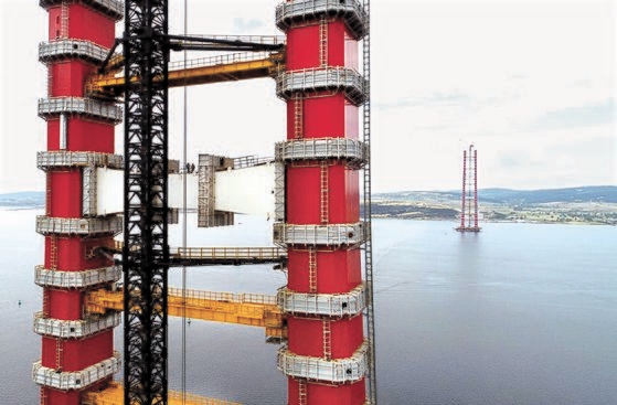 大林産業とＳＫ建設が建設したチャナッカレ大橋の主塔。［写真　大林産業］