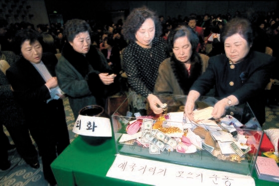 通貨危機当時の１９９７年１２月、セマウル婦女会連合会が金製品集め運動の始まりとなった指輪集め運動をしている。［中央フォト］