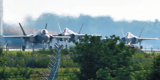 ２２日、ステルス戦闘機「Ｆ３５Ａ」が清州空軍基地で離陸の準備をしている。
