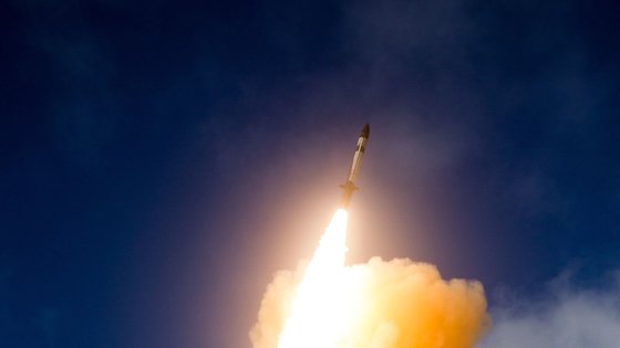 ２０１８年１２月１１日、米ハワイ海軍基地内のイージス・アショア発射台からＳＭ３ブロック２Ａ迎撃ミサイルが試験発射された。このミサイルは外気圏で目標物を正確に迎撃した。［写真　米ミサイル防衛局］