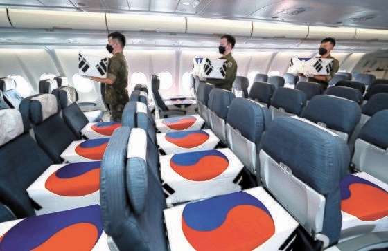 ２２日（現地時間）、米国ハワイのヒッカム空軍基地で返還式を終えた国軍戦戦死者の遺骨が空軍空中給油機「シグナス（ＫＣ－３３０）」の乗客座席で運ばれている。［写真　国防部］