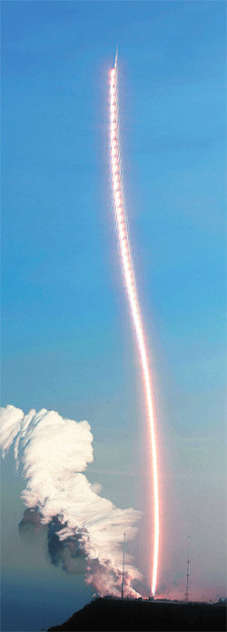 「羅老」が２０１３年１月３０日午後、高興（コフン）羅老宇宙センターから打ち上げられ、軌跡を残しながら飛行している。この写真は、カメラを固定させた後、１５秒間に１２９枚を撮影した後、合成した(写真＝高興／共同取材団）