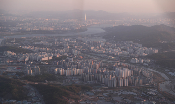 人々が再びソウル周辺に集まっている。今年首都圏人口は非首都圏人口を初めて上回る見通しだ。