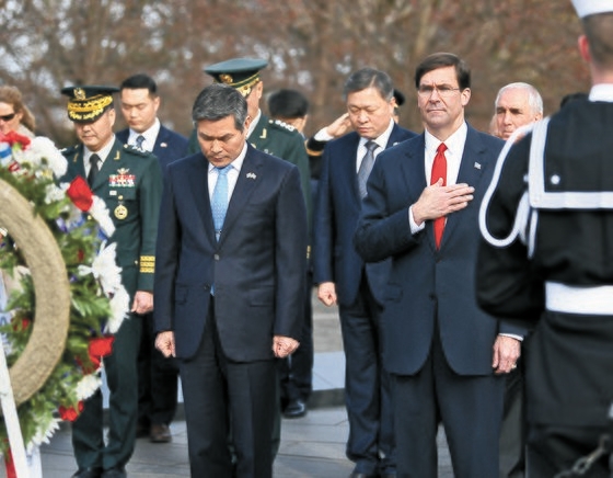 国防部の鄭景斗長官が２月２４日にエスパー米国防長官とともに米ワシントンＤＣの韓国戦争（朝鮮戦争）参戦記念公園で参拝している。［写真　国防部］
