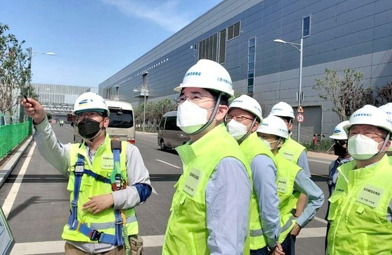 サムスン電子の李在鎔副会長が５月に中国・西安の半導体工場を現場点検している。［写真　サムスン電子］