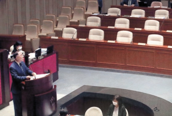 洪楠基経済副首相が先月３０日に国会予算決算特別委員会全体会議に出席し、追加補正予算案に関して説明している。
