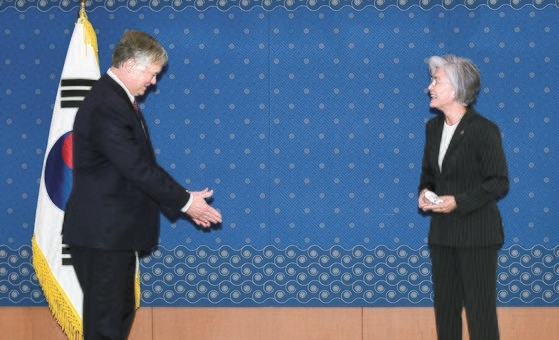 康京和外交部長官が８日午前、ソウル世宗路（セジョンノ）外交部庁舎を訪問したスティーブン・ビーガン米国務副長官兼対北朝鮮政策特別代表が両手を添えて握手するポーズを取りながら笑っている。ビーガン副長官はこの日「米国は南北協力を強力に支持する」と明らかにした。［写真　共同取材団］