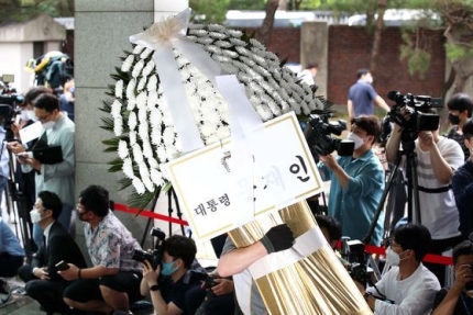 １０日午前、文在寅（ムン・ジェイン）大統領が贈った弔花が朴元淳（パク・ウォンスン）ソウル市長の葬儀が営まれているソウル鍾路区ソウル大病院葬儀場に運ばれている。　チャン・ジニョン記者