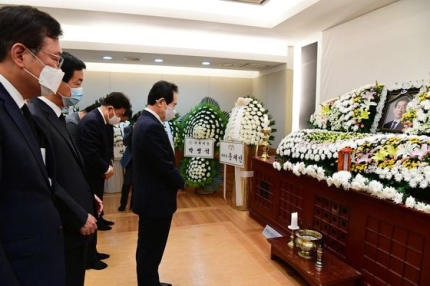 １０日に朴元淳市長の弔問に訪れた丁世均首相。［写真　ソウル市］