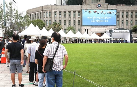 １２日午前、ソウル中区（チュング）ソウル市庁前のソウル広場に用意された故朴元淳ソウル特別市長の焼香所を訪れた市民が弔問している。ウ・サンジョ記者