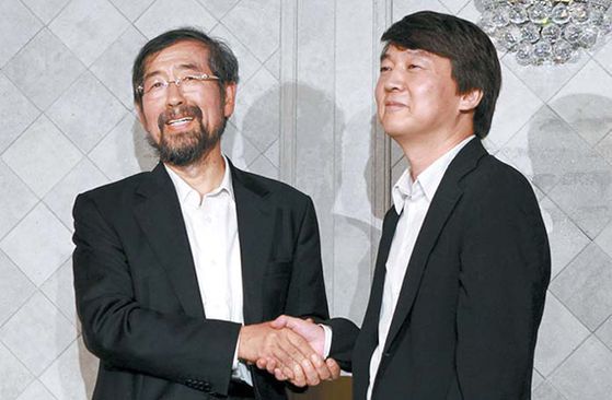 朴元淳ソウル市長は２０１１年の補欠選挙で安哲秀（アン・チョルス）ソウル大学教授の譲歩で力を得て当選を果たした。同年９月６日、世宗（セジョン）文化会館で不出馬立場を明らかにした安氏（右）と朴氏が握手をしている。［中央フォト］