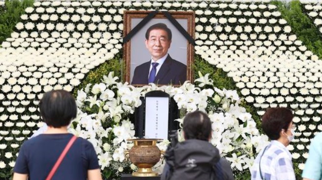 市民が１１日、ソウル市庁舎の前に用意された故朴元淳市長の焼香所で弔問している。イム・ヒョンドン記者