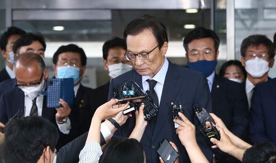 李海チャン共に民主党代表が１０日、故朴元淳ソウル市長の葬儀場で、取材陣の質問に不快感を表している。　チャン・ジニョン記者